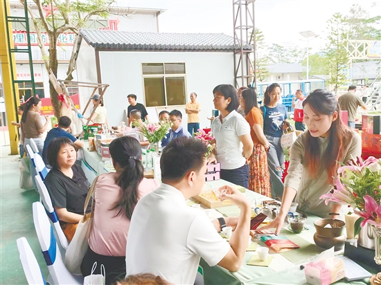 活动吸引各地市民游客前来大沙镇品春茶。 活动吸引各地市民游客前来大沙镇品春茶。