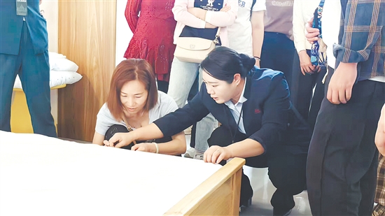 学员接受实操培训。