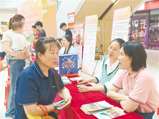 开心妈妈家政公司推出百余个岗位，吸引求职者关注。