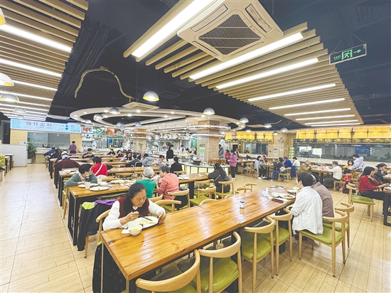 午饭时间，素之缘素食餐厅坐满了前来用餐的客人。