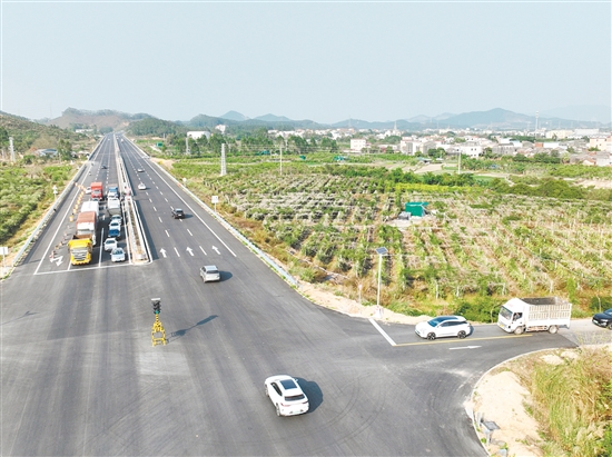 国道G240成为途经新建村的交通大动脉,串联起村民幸福生活的“黄金线”。 国道G240成为途经新建村的交通大动脉,串联起村民幸福生活的“黄金线”。