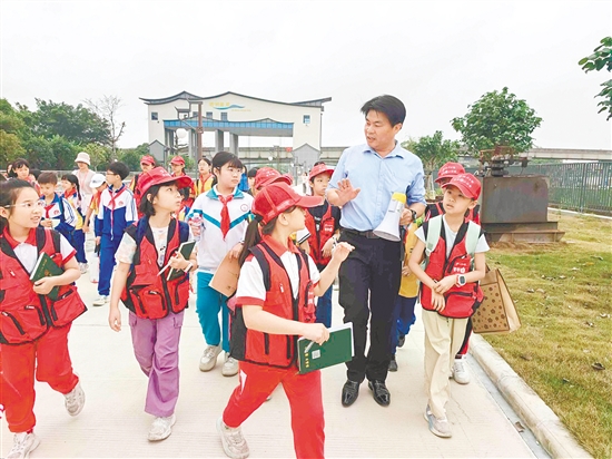 小记者边观察边听讲，不时与水利工作人员进行交流。
