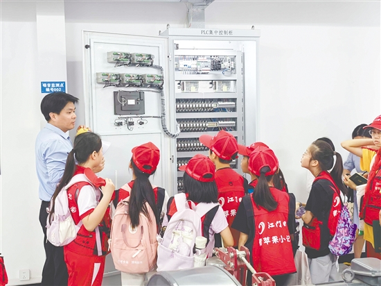 小记者认真了解睦洲水闸“智慧水利”管理中的“黑科技”。