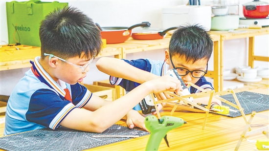 在科学课堂上，学生们动手进行实验、探究，在心中播下探索科学的种子。