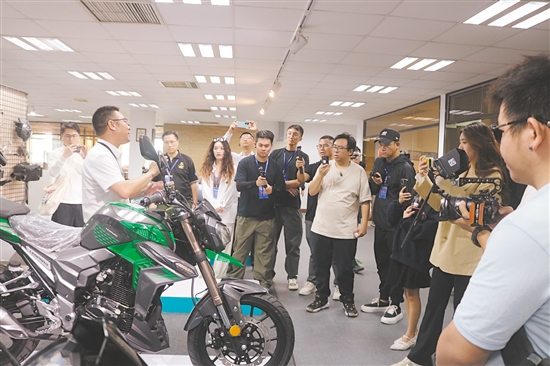 采风团探秘国机南联、朝扬精密等江门企业，深入了解江门摩托车产业的故事。