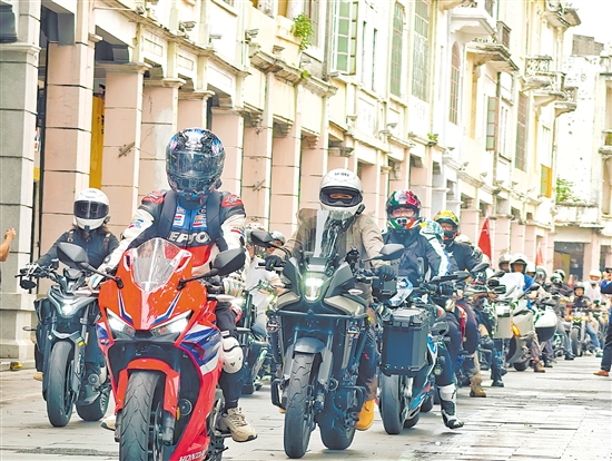 此次机车巡游活动，为清明假期的侨都增添了一抹酷炫而厚重的色彩。