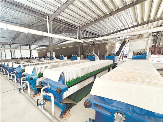 压滤机作为友顺新材料工厂中自动化程度最高的核心设备，是企业提质增效的关键。