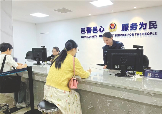 江门市公安局政务服务中心工作人员为群众办证。