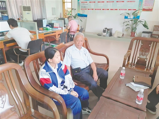 吴焕根与青少年谈心。