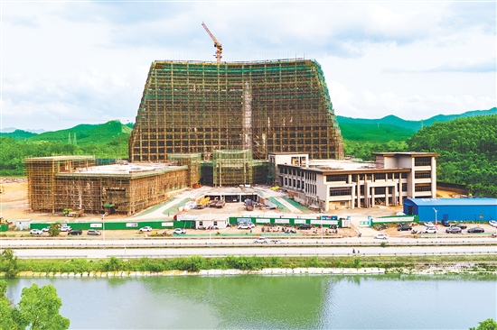 广东腾奕温泉颐养城项目计划总投资约16亿元,规划用地约740亩,预计2027年3月底前完工。 广东腾奕温泉颐养城项目计划总投资约16亿元,规划用地约740亩,预计2027年3月底前完工。