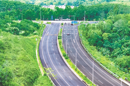 三合镇出入口道路宽敞通畅,标识清晰,方便居民与游客往来。 三合镇出入口道路宽敞通畅,标识清晰,方便居民与游客往来。