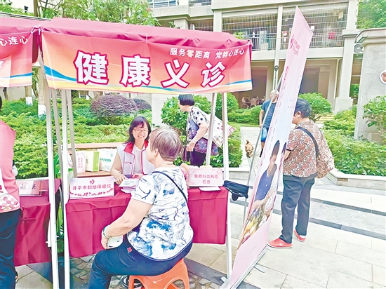 义诊区为群众提供健康咨询、慢性病调理指导等服务。