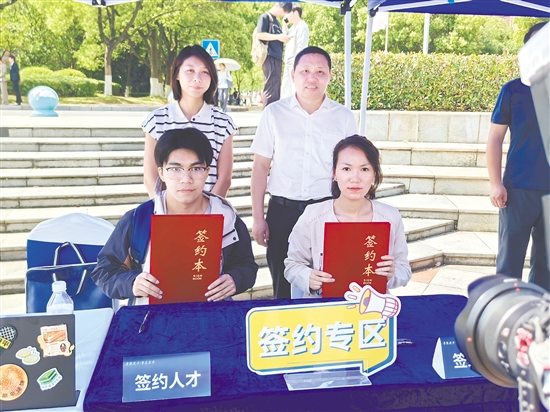 中车广东公司与江西学子现场签约。 中车广东公司与江西学子现场签约。
