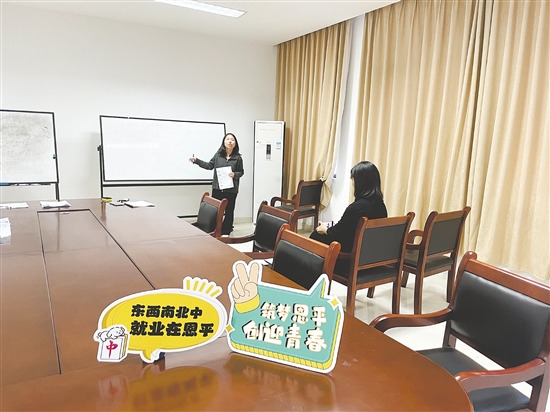 面试教师岗位的毕业生参加试讲。