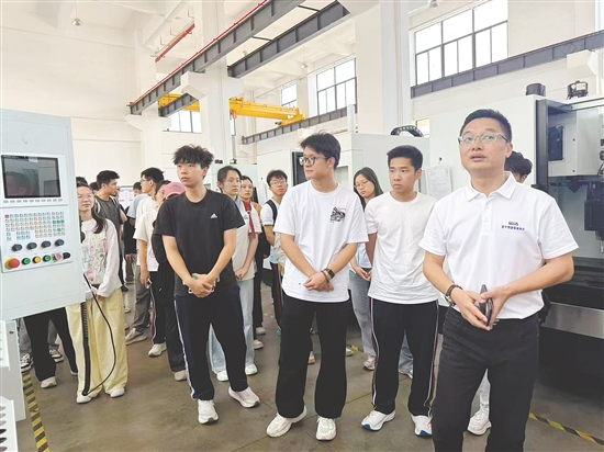 研学团队走进恩平重点企业参观生产车间、技术研发中心等。