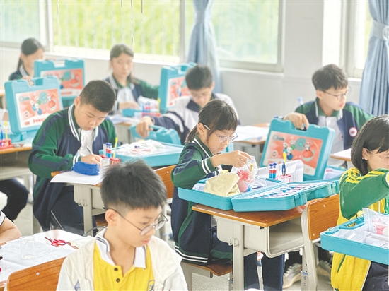 来自开平市各中小学的1500多名学生同台竞技，参与编程、机器人、科学实验等项目的比拼。