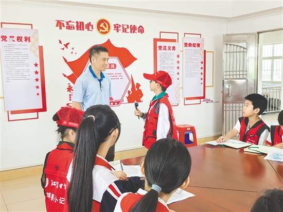 小记者采访水利工作人员，了解新会水利发展情况。
