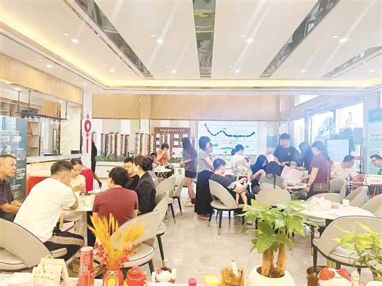 “五一”假期，不少市民趁着节假日购房补贴与楼盘优惠政策看房置业。
