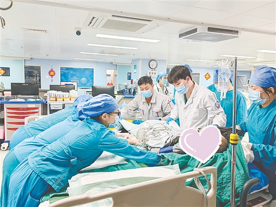 是护士，更是与死神竞速的“生命跑者”。
