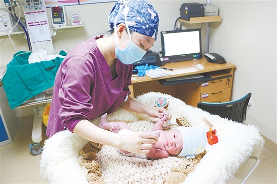 是护士，更是新生儿健康的“第一把关人”。