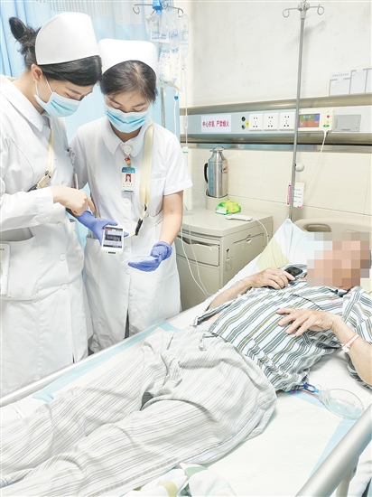 护士手持PDA,为患者提供智慧护理服务。 护士手持PDA,为患者提供智慧护理服务。