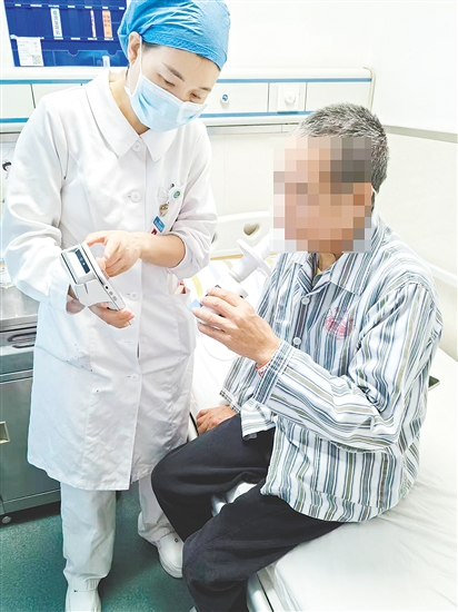 呼吸与重症医学科护理团队利用呼吸肌群训练器,为患者强化康复能力。 呼吸与重症医学科护理团队利用呼吸肌群训练器,为患者强化康复能力。
