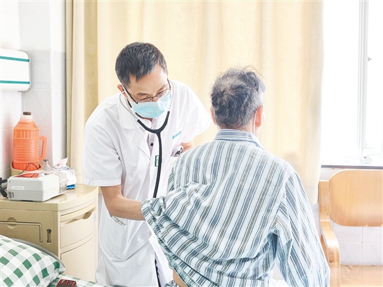医生为患者检查身体。