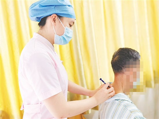 医护人员为患者进行自体血疗法。