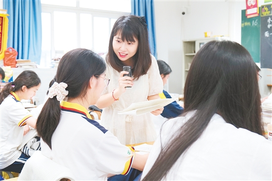 胥迎在课堂上了解学生的学习情况。