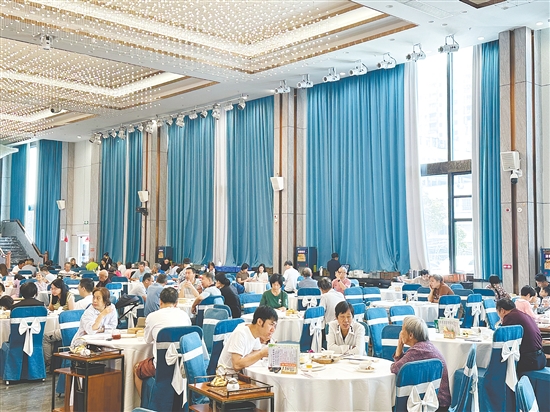 江门不少家庭在母亲节当天到酒楼喝早茶。