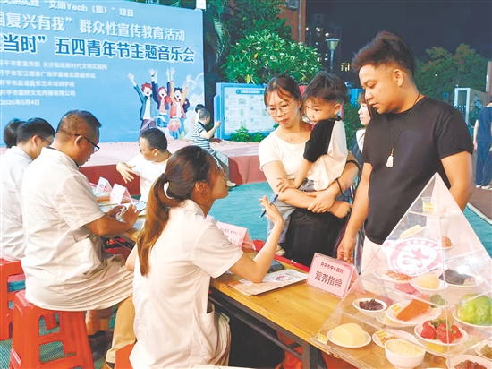 在公益健康义诊活动中，专家为市民提供免费答疑、专业健康指导服务。