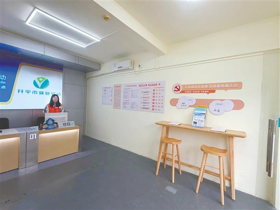 翠山湖“就业驿站”启用,为园区企业、求职群众打造“家门口”、园区里的“一站式”就业服务平台。 翠山湖“就业驿站”启用,为园区企业、求职群众打造“家门口”、园区里的“一站式”就业服务平台。