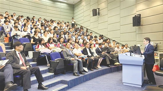 香港中文大学联合书院院长王香生作专题分享，引导青少年以实际行动践行爱国初心。