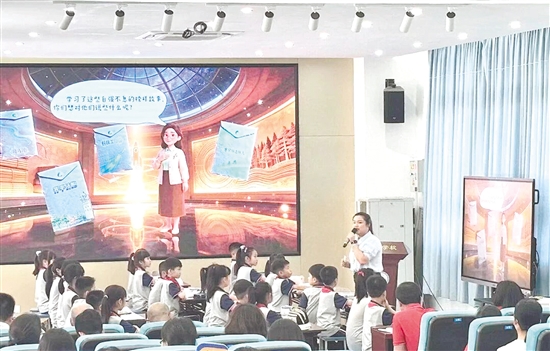 教师聚焦小学思政课堂实践，点燃学生科技梦想与爱国情怀。