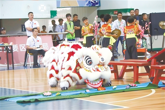赛场上，队员精神饱满、配合默契，腾、挪、跳、跃、探、闪等动作一气呵成。