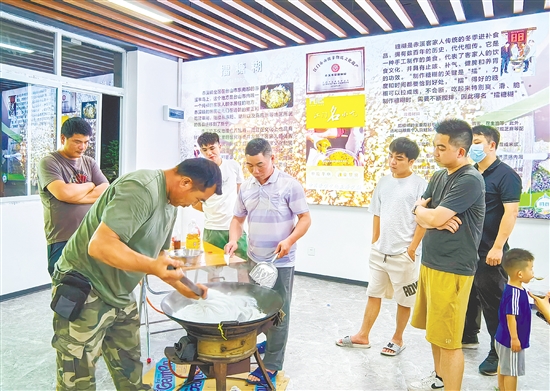 赤溪镇将客家擂糖糊制作搬进圩镇客厅，让传统手艺走向大众。