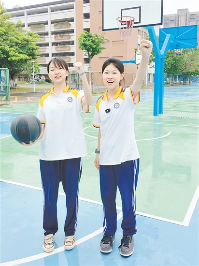 雷婧菲（左）和雷婧萌（右）。