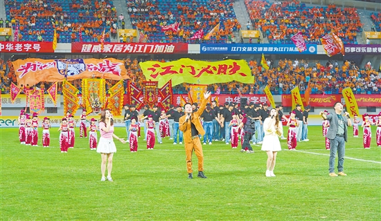 5月2日晚，粤超江门队主场对阵肇庆队的比赛，以“音乐+赛事”的创新形式，演奏出“体育+文明”的激情交响。