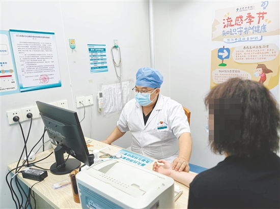 医生为感冒患者看诊。