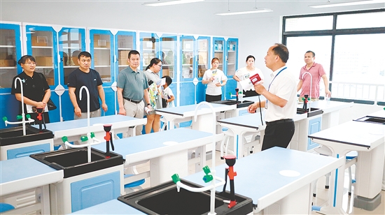 学生和家长参观学校。