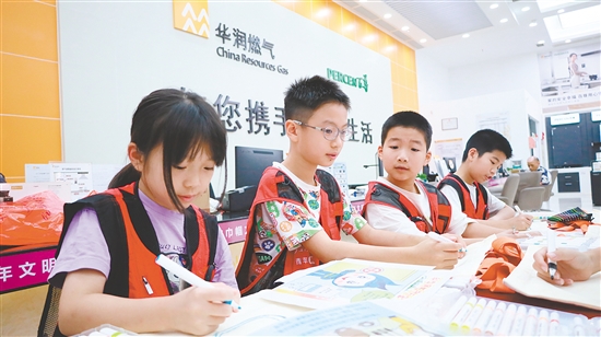 小记者手绘燃气安全主题帆布袋。
