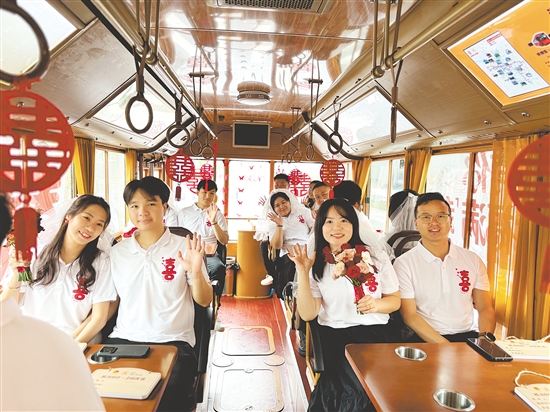 新人们搭乘“铛铛车”欣赏侨乡风貌，沿途向市民派发喜糖，分享新婚喜悦。