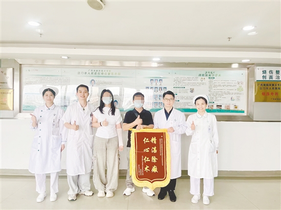 侨胞为医护人员送上锦旗致谢。