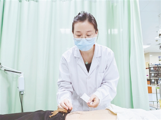 医护人员运用中医针法治疗带状疱疹。