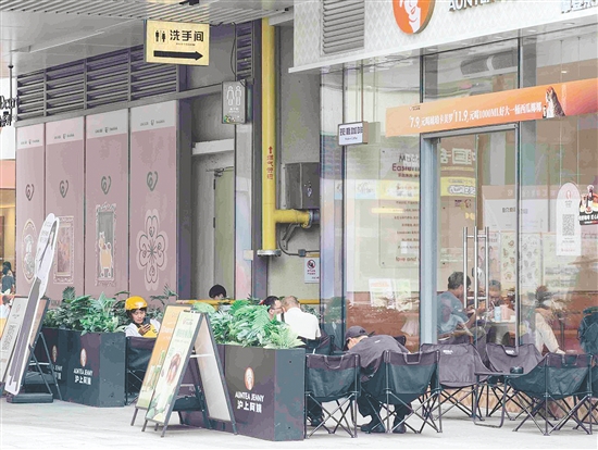 不少茶饮店的吸烟区设置在户外露天处。
