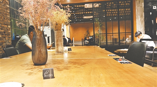 咖啡店的室内桌子上放着禁烟标识。