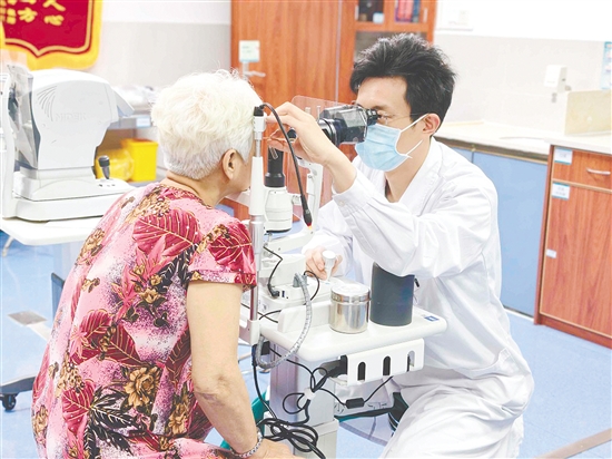 中西医协同守护老年人眼健康。