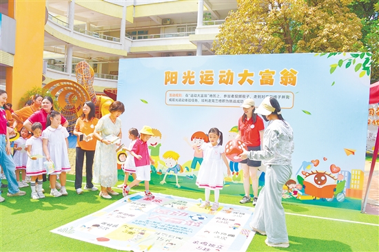 趣味闯关项目吸引众多亲子家庭踊跃参与。