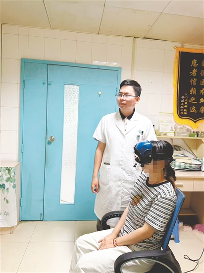 医生运用前庭功能监测技术为患者检查。