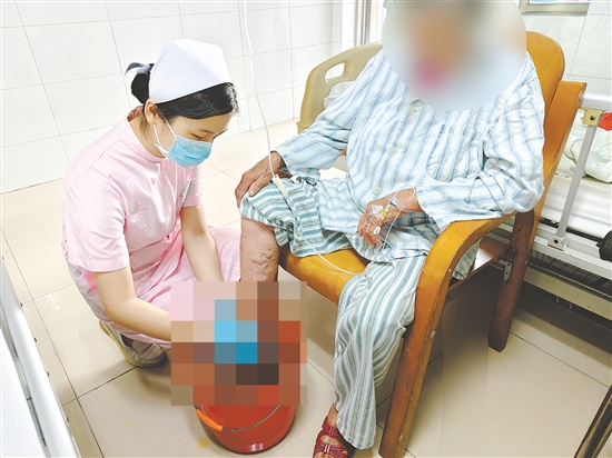 中药浸泡化腐清疮。